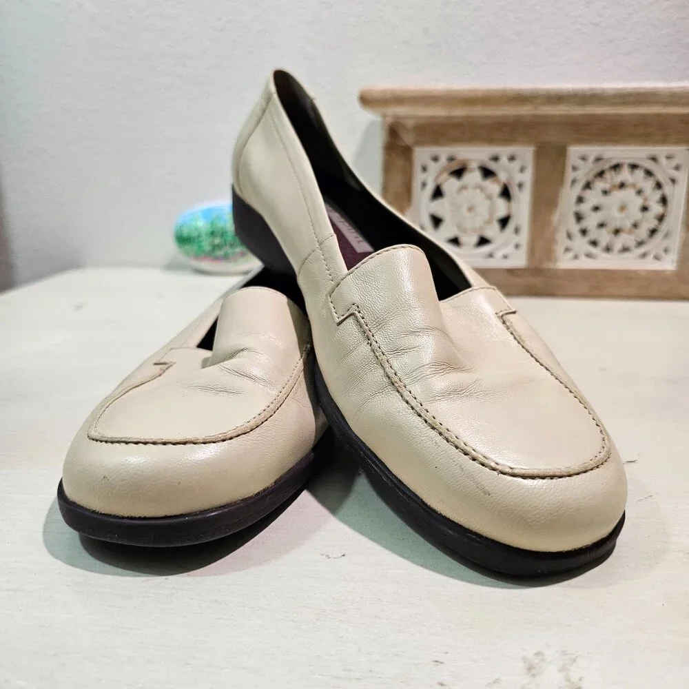 Easy Spirit Womens Sz 9.5 Cream Leather Loafer Casual Comfort Shoes Preppy Work - Picture 2 of 9